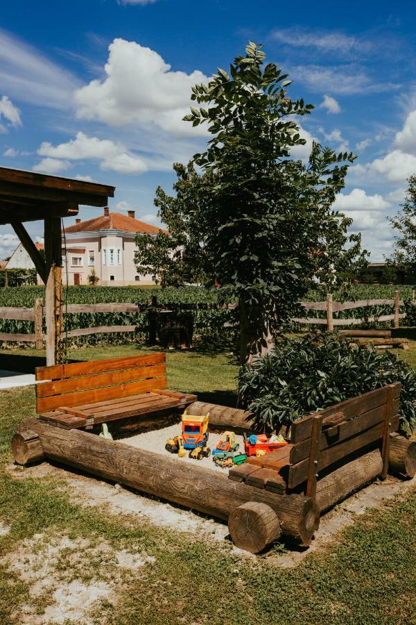 Готель Treehouse Drevesna Hiska Strkovo Gnezdo Ranc Jures Лютомер Екстер'єр фото