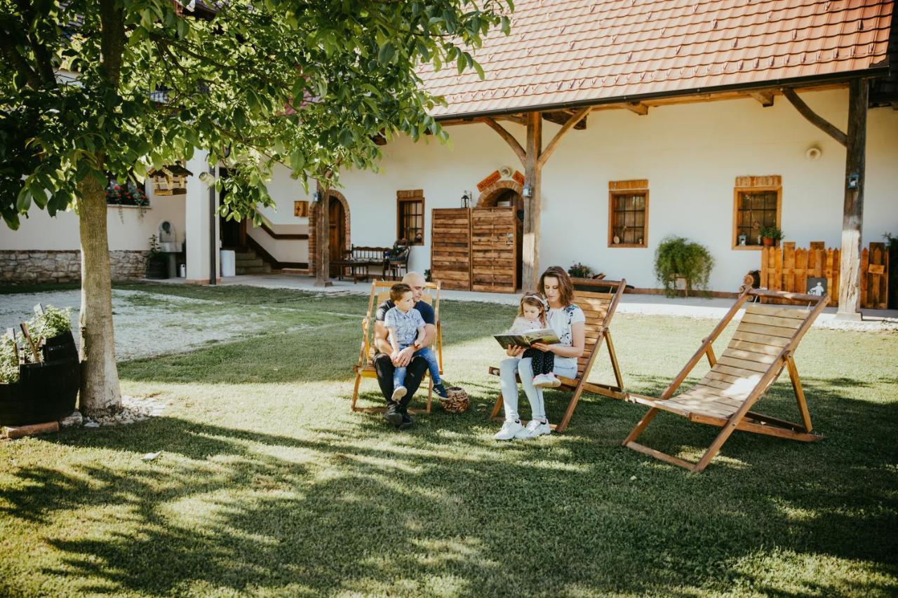 Готель Treehouse Drevesna Hiska Strkovo Gnezdo Ranc Jures Лютомер Екстер'єр фото