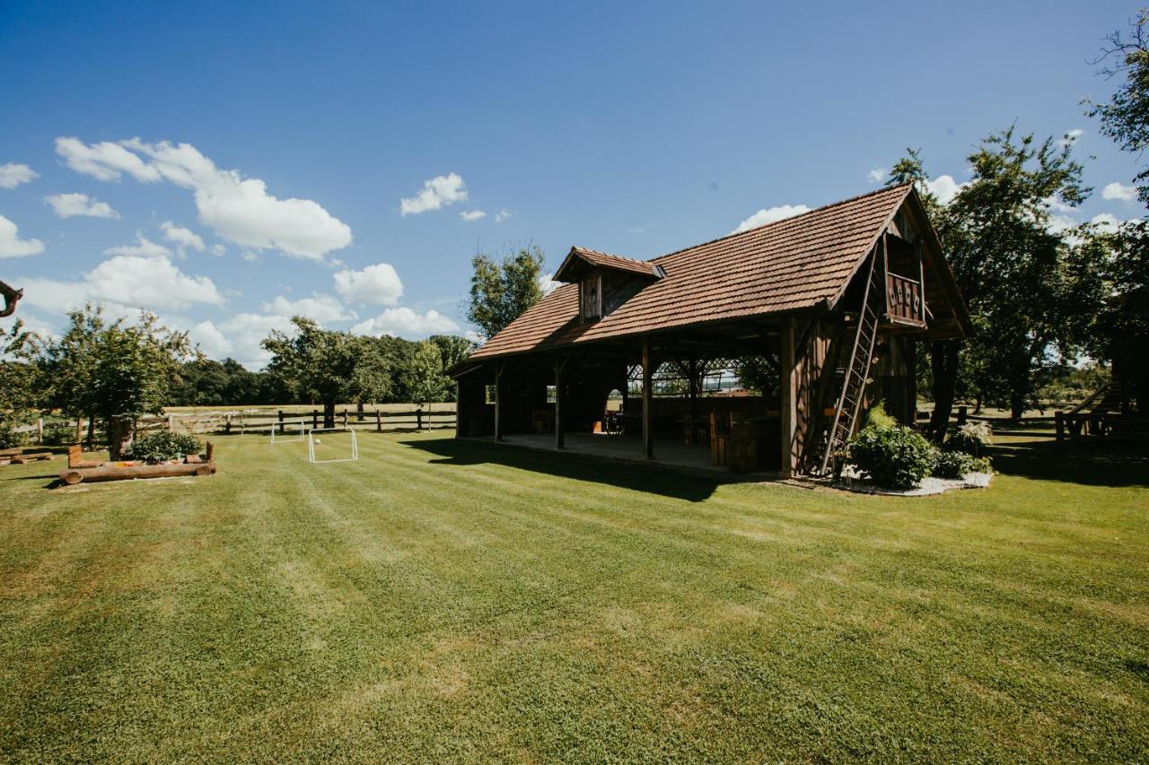 Готель Treehouse Drevesna Hiska Strkovo Gnezdo Ranc Jures Лютомер Екстер'єр фото