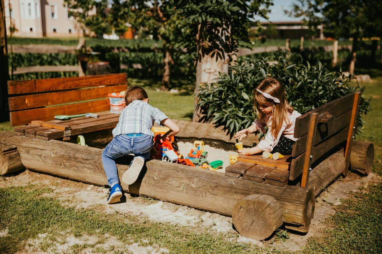 Готель Treehouse Drevesna Hiska Strkovo Gnezdo Ranc Jures Лютомер Екстер'єр фото