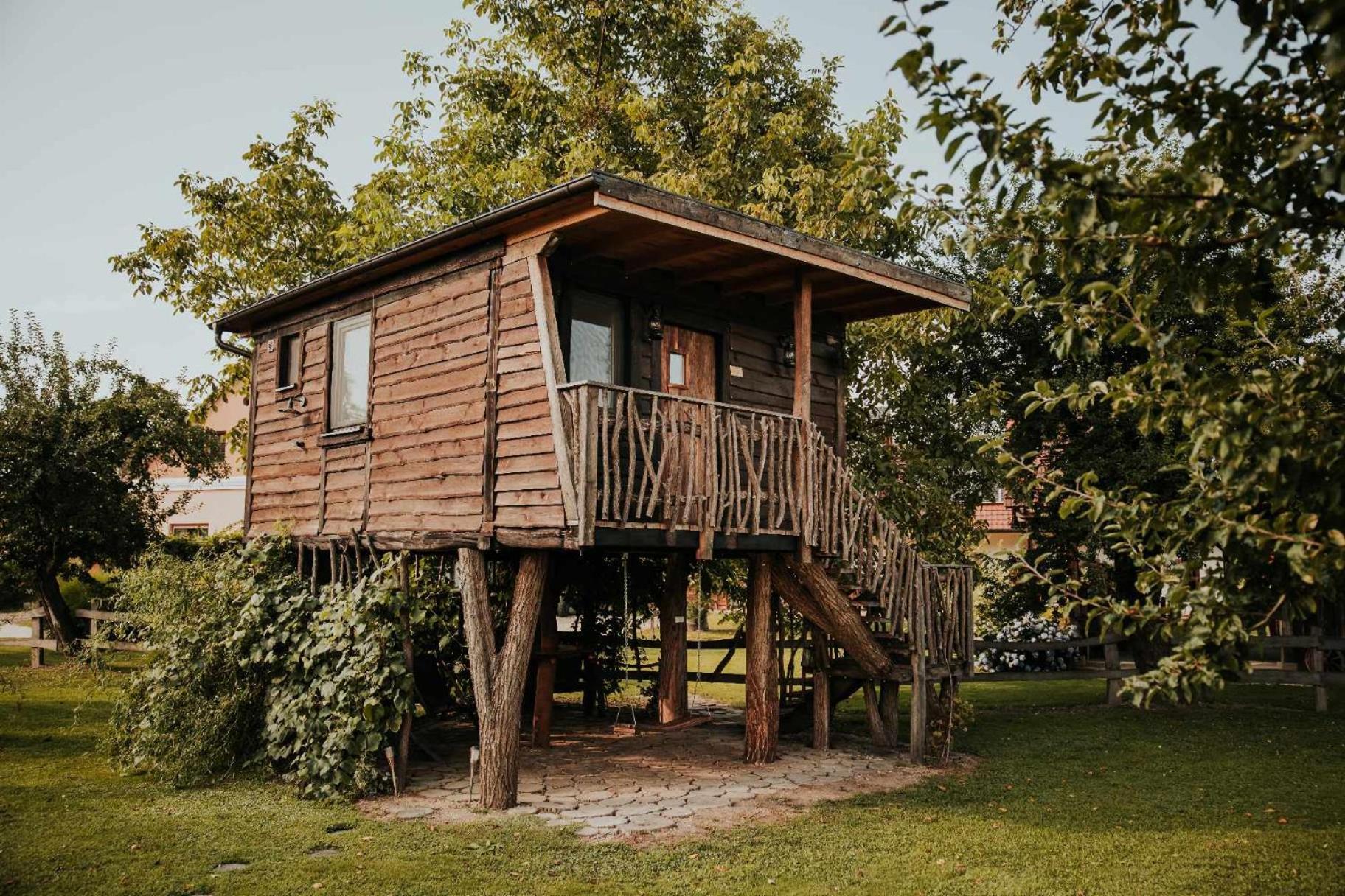 Готель Treehouse Drevesna Hiska Strkovo Gnezdo Ranc Jures Лютомер Екстер'єр фото